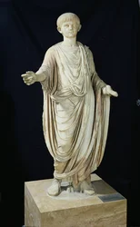 Statue eines Kindes
